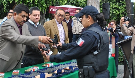 Entrega armamento policias de Texcoco